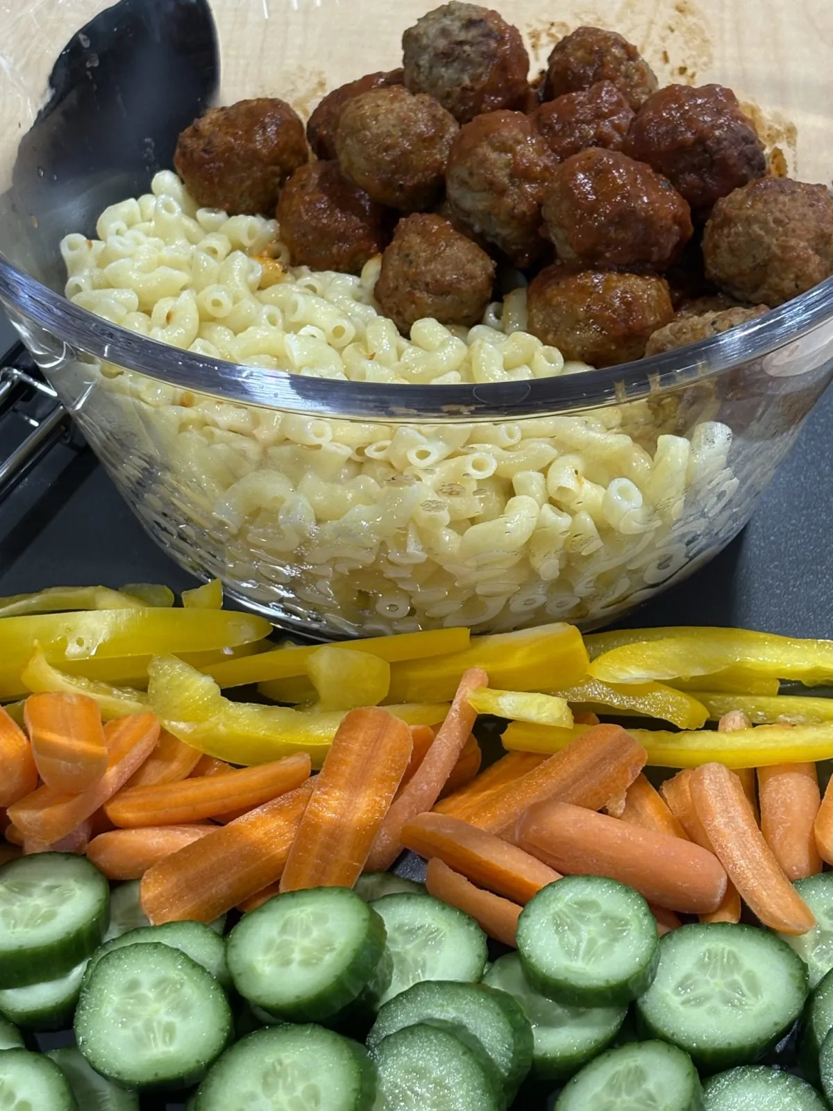 A GrowVille lunch: pasta with meatballs, carrots, peppers and cucumber